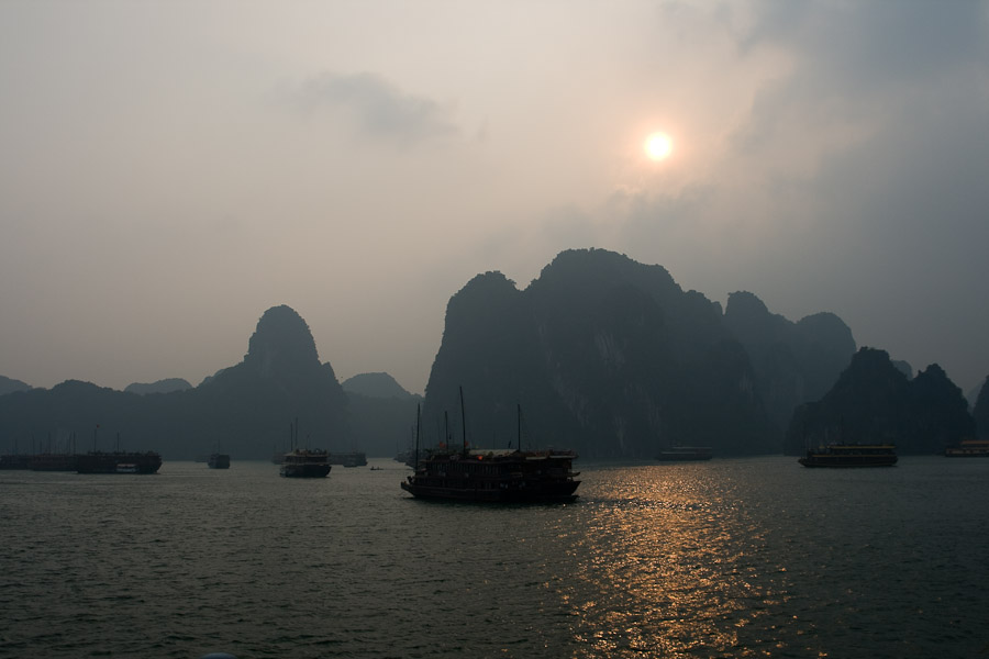 ráno Ha Long, Vietnam