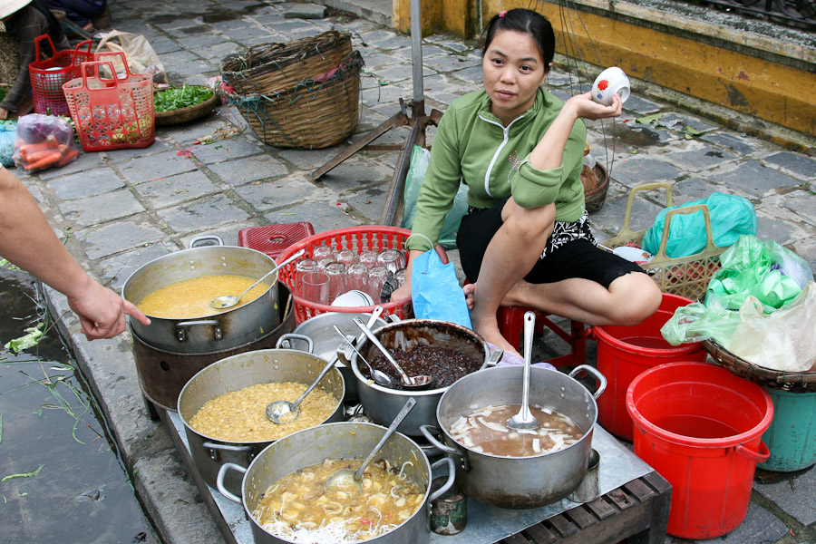 rychlé občerstvení na trhu v Hoi An, Vietnam