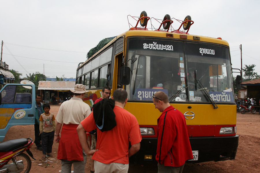 nákladní autobus do Savanakhet-Laos (cca 160km, 4 hodiny), kouření povoleno