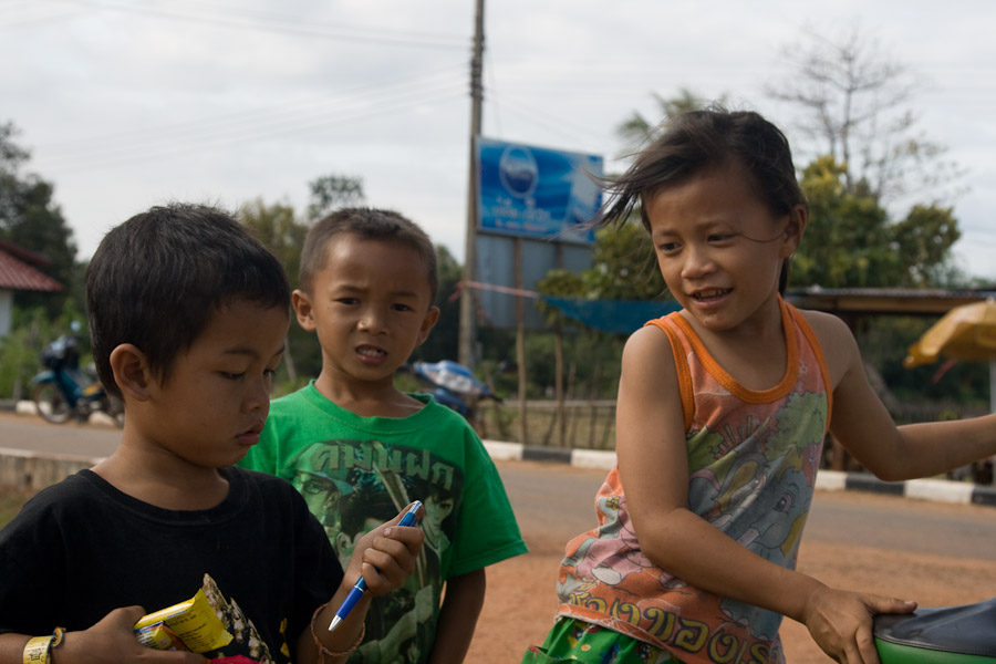 děti v klášteře That Ing Hang, Laos