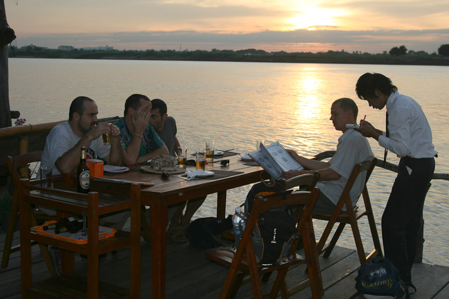 restaurace v Savanakhetu na břehu Mekongu