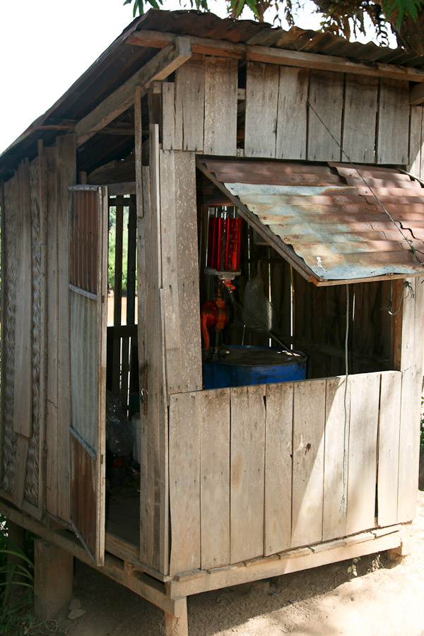 benzínová stanice, ostrov Don Det na Mekongu, Laos