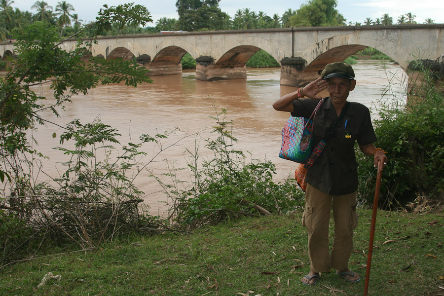 bodrý vesníčan, nebo bývalý Rudý Khmer, ostrov Don Det na Mekongu, Laos