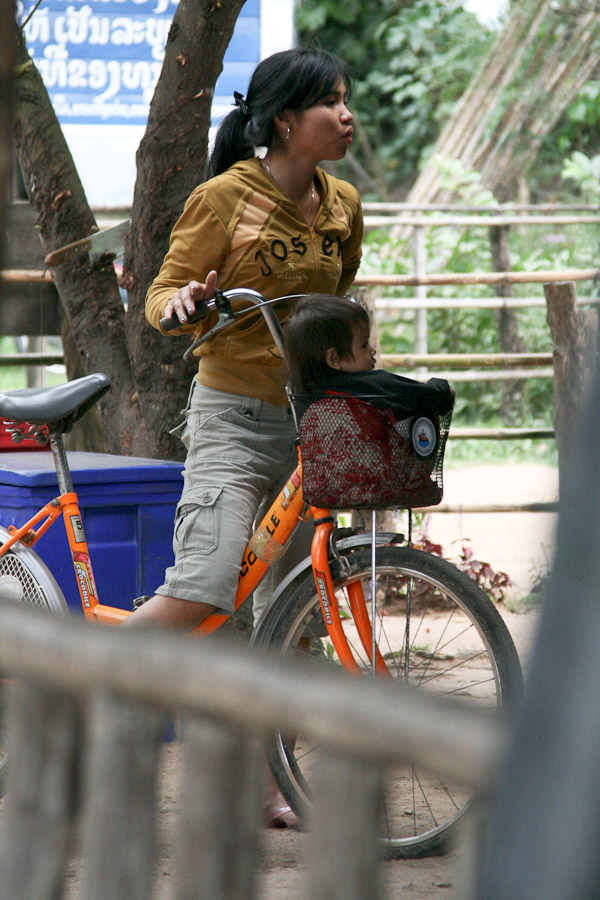 dítě v košíku, ostrov Don Khon na Mekongu, Laos