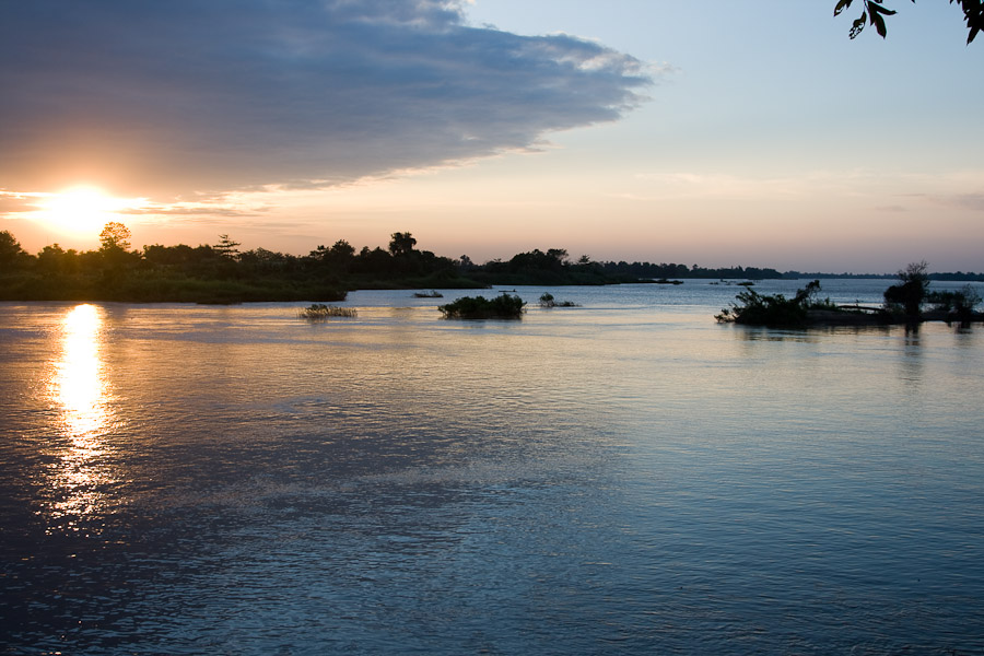 západ slunce, ostrov Don Det na Mekongu, Laos