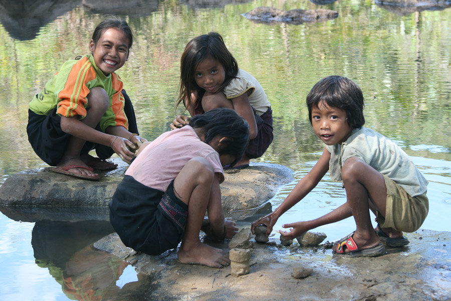 děti, vodopád Tad Lo, Laos