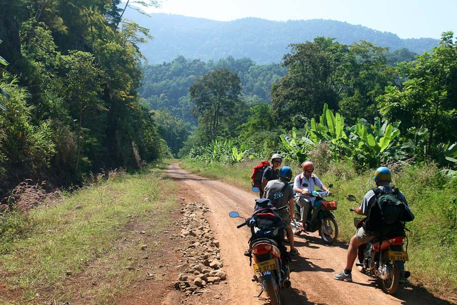 tudy asi vedla Hočiminova stezka, cestou do Pakxongu, Laos