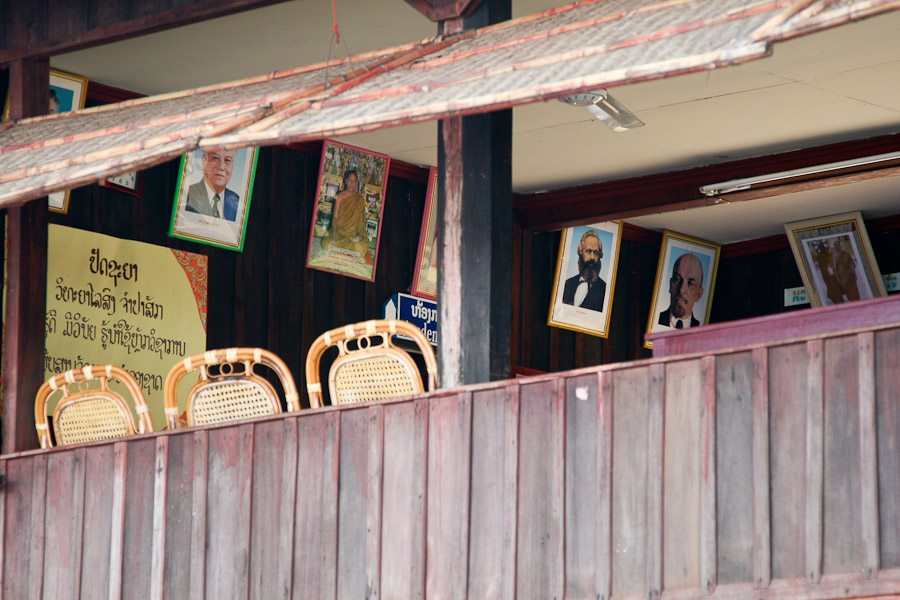 mniši se učí Marxismus-Leninizmus, Pakse, Laos