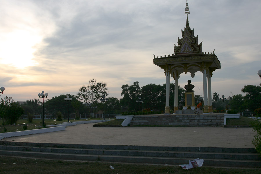 pomík okresnímu tajemníkovi, Pakse, Laos