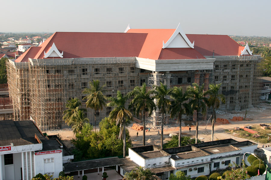 budoucí prezidentský palác, zahalený do bambusového lešení, Vietiane, Laos