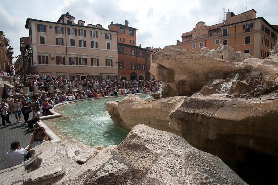 IMG_1776 --- 13:59 04.09 --- Fontana di Trevi - mraky lidu