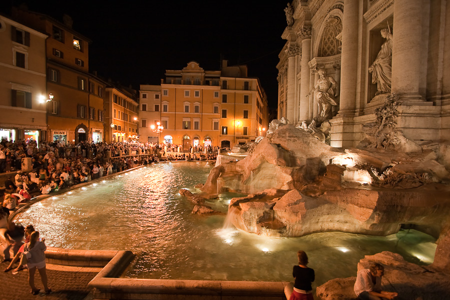 IMG_2432 --- 22:15 06.09 --- fontána di Trevi, stále mraky lidí