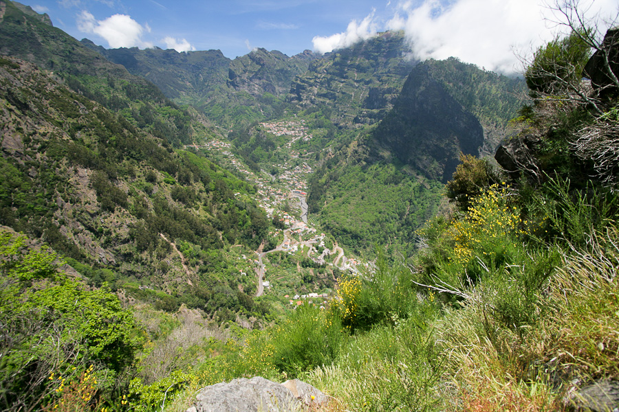 IMG_1551 --- 28.05.2010 - 14:43     vyhlídka z ostrohu Pico do Cedro