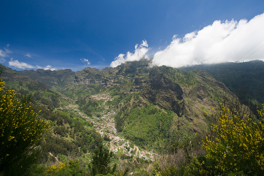 IMG_1562 --- 28.05.2010 - 15:00     V dálce je Pico Ruivo a Pico Areiro